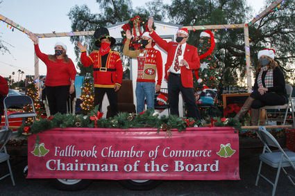 Fallbrook Ca Christmas Parade 2022 Families Drive By The Christmas Parade Entries - Village News