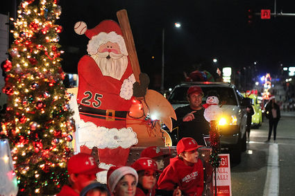 Fallbrook Christmas Parade 2022 Pictures Christmas Parade Makes Saturday Night Live In Fallbrook - Village News